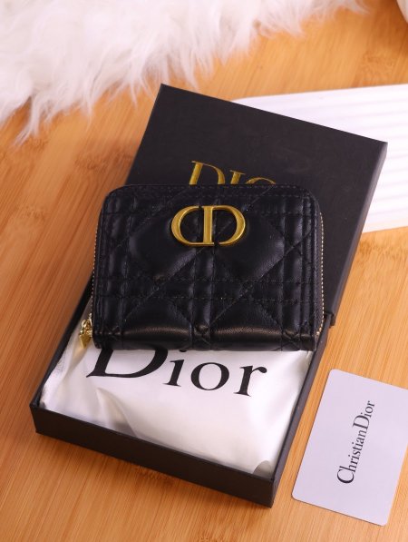 جزدان ديور (Dior).