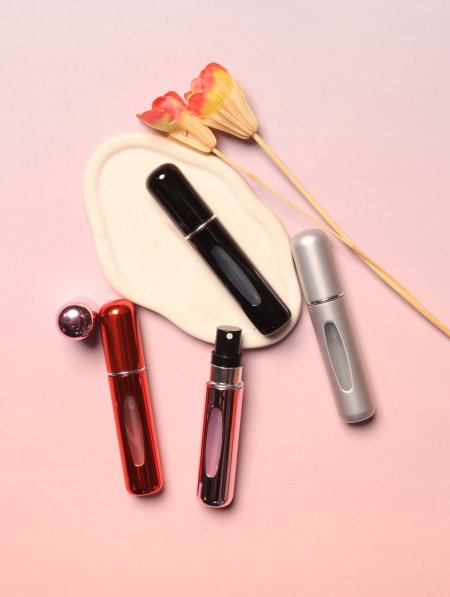 علب مرشات فارغة.