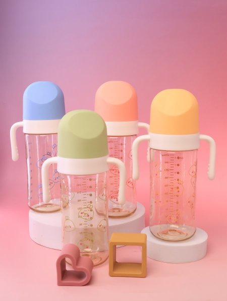 رضّاعة أطفال بمقابض مريحة وتصميم ألوان باستيل.