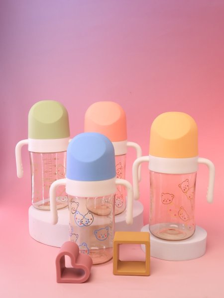 رضّاعة أطفال بمقابض مريحة وتصميم ألوان باستيل.