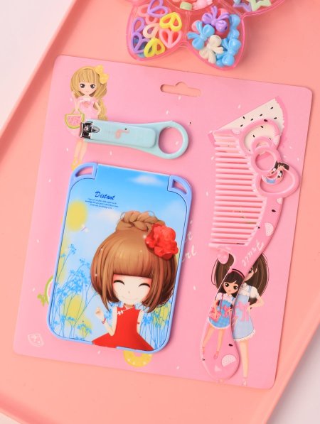 كيت مشاطة ومقص أظافر ومراة.