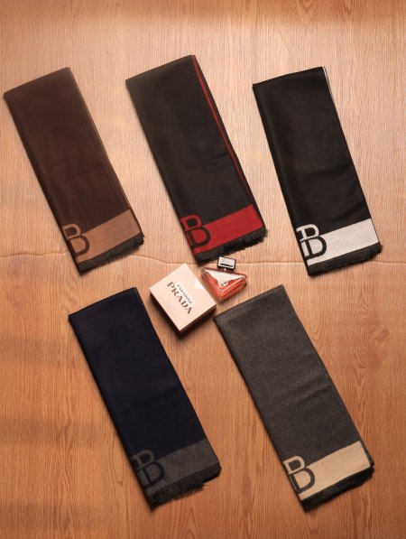 سكارف شتوي ( BALENCIAGA).