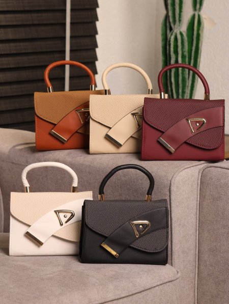 شنطة يومية بتصميم عصري وفاخر.