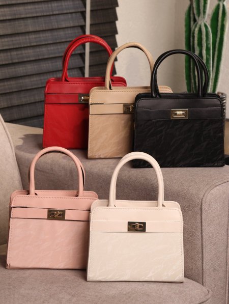 شنطة يومية بتصميم عصري وفاخر.