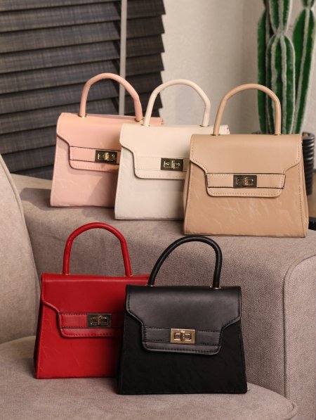 شنطة يومية بتصميم عصري وفاخر.