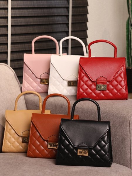 شنطة يومية بتصميم عصري وفاخر.