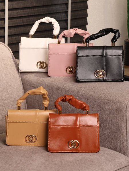 شنطة يومية بتصميم عصري وفاخر.