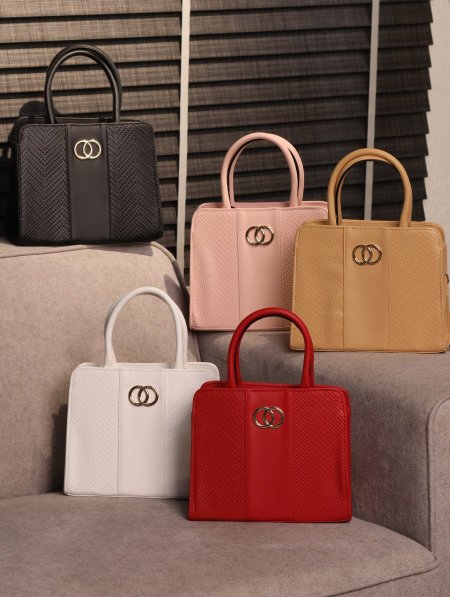 شنطة يومية بتصميم عصري وفاخر.