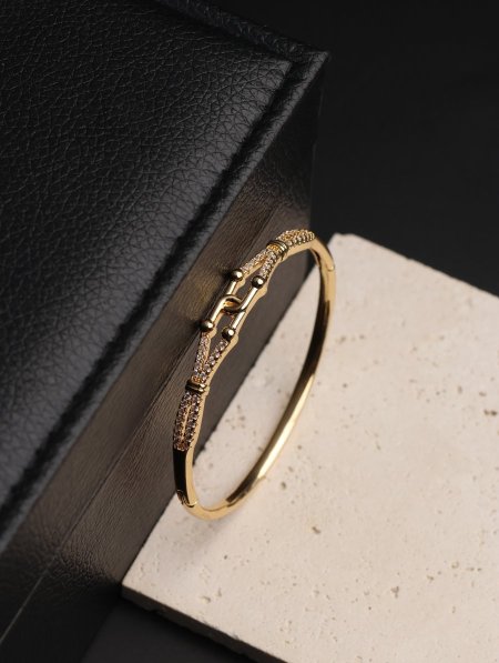 إسوارة نسائية ستانليس ستيل فاخرة باللون الذهبي.