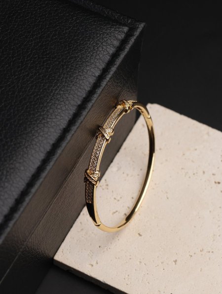 إسوارة نسائية ستانليس ستيل فاخرة باللون الذهبي.