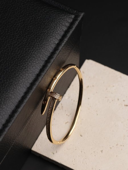 إسوارة نسائية ستانليس ستيل فاخرة باللون الذهبي.