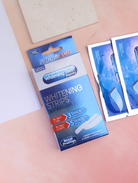 شرائط تبييض الأسنان (Whitening Strips).