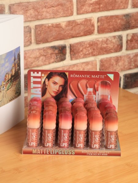 ستاند LIP GLOOS من ROMANRIC MATTE.