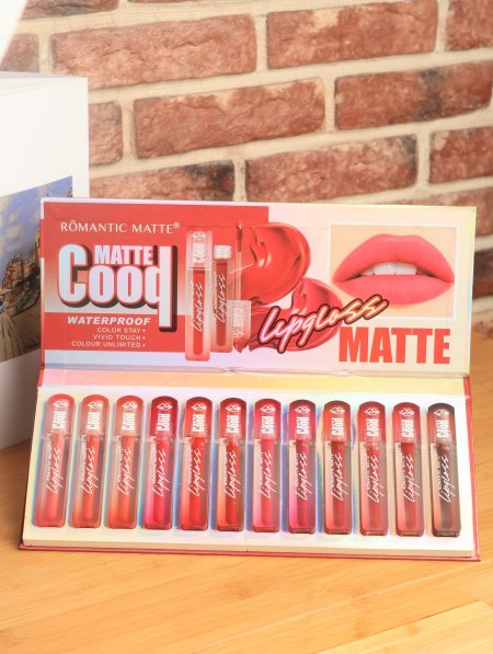 كيت LIP GLOSSمن ROMANTIC MATTE.